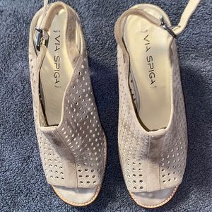 VÍA SPIGA nude suede sling back ankle booties